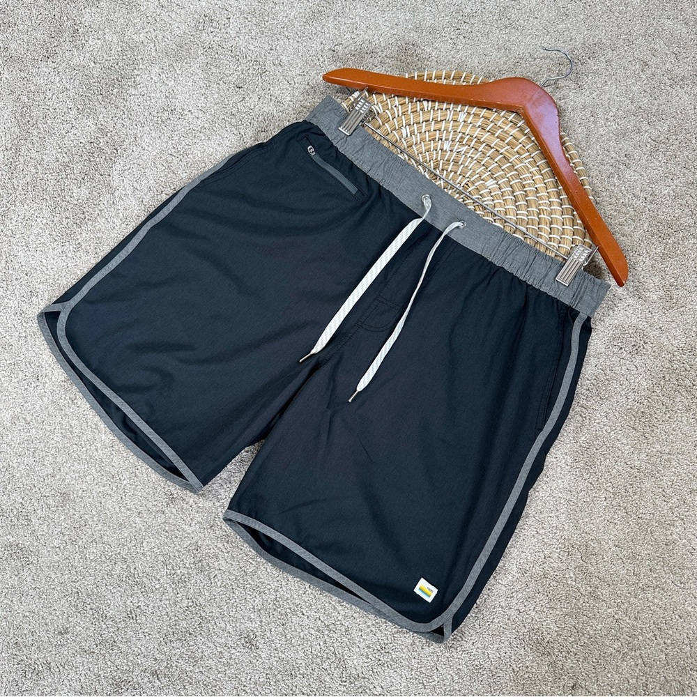 SOLD | Vuori Men’s Banks Shorts Pull On 7” Unlined Athletic in Black Gray XL - Picture 2 of 14